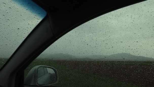 Conduire Dans Une Voiture Par Jour Automne Froid Pluvieux — Video