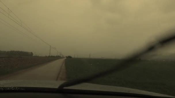 Soğuk Yağmurlu Bir Sonbahar Gününde Araba Sürmek — Stok video