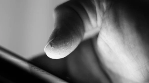 Macro Dedo Masculino Enquanto Desliza Verificando Manipulação Telefone Móvel — Fotografia de Stock