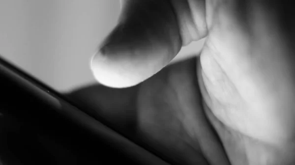 Μακροεντολή Ενός Αρσενικού Δακτύλου Ενώ Ολίσθηση Τον Έλεγχο Χειρισμό Του — Φωτογραφία Αρχείου