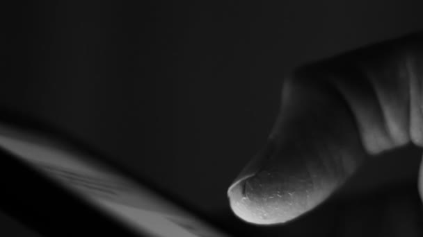 Macro Dedo Masculino Enquanto Desliza Verificando Manipulação Telefone Móvel — Vídeo de Stock