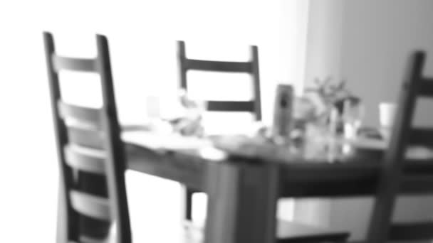 Uit Focus Van Een Wonderkeuken Niemand Aanwezig Tafel Stoelen Spullen — Stockvideo