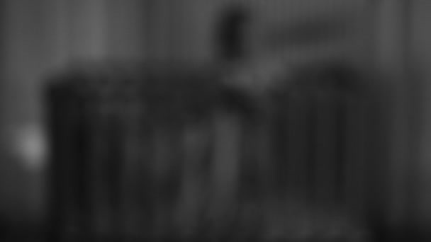 Фокусе Детская Деревянная Кроватка Ребенком Играющим Ней Одиноко Один — стоковое видео