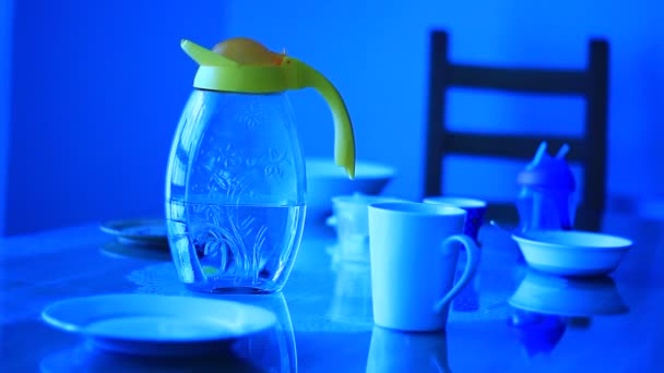 Lebendige Wasserflasche Und Tassen Auf Dem Tisch — Stockvideo