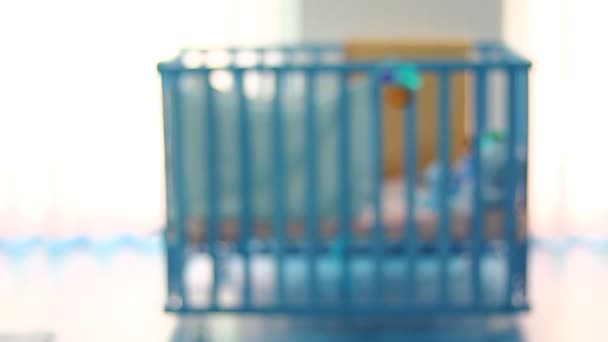 Utan Fokus Babyspjälsäng Med Bebisar Ensam Ensam — Stockvideo