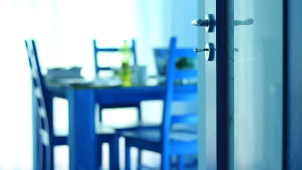 Innenraum Einer Modernen Küche Stilisiert Flach Dof Möbel Holztisch Türen — Stockvideo