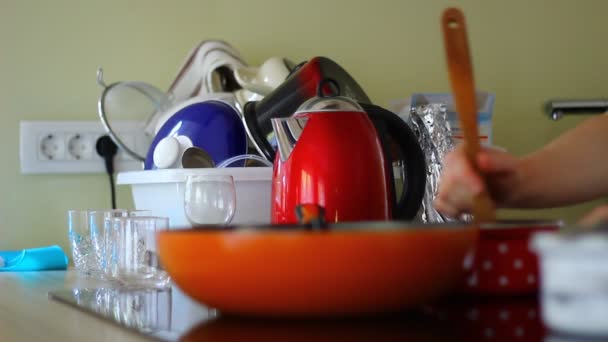 Mujer Joven Cocinando Cocina — Vídeos de Stock