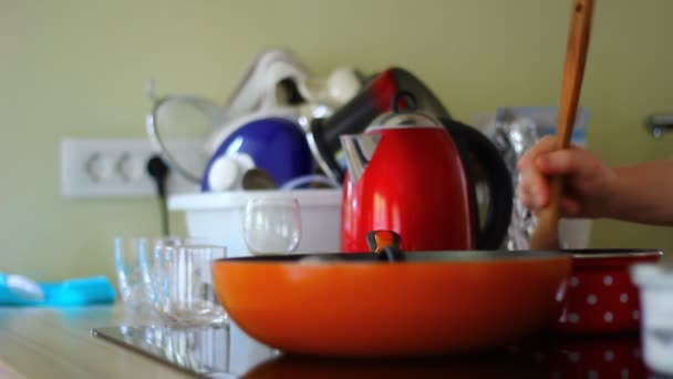 Mujer Joven Cocinando Cocina — Vídeos de Stock