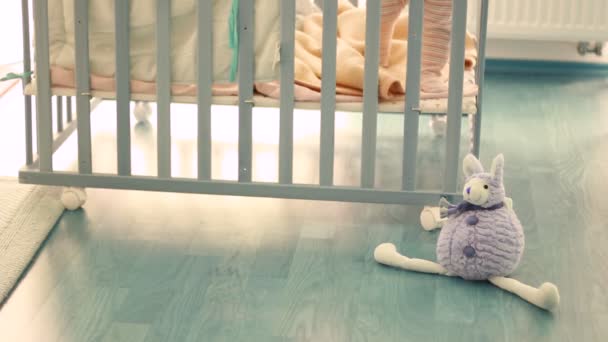 Uit Focus Van Een Houten Babybedje Met Baby Erin Spelend — Stockvideo