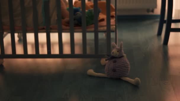 Uit Focus Van Een Houten Babybedje Met Baby Erin Spelend — Stockvideo