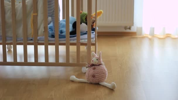 Utan Fokus Babyspjälsäng Med Bebisar Ensam Ensam — Stockvideo