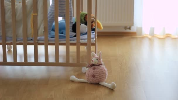 Fuera Foco Una Cuna Madera Con Bebé Jugando Ella Solitario — Vídeos de Stock