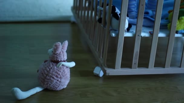 在婴儿床的焦点上 有婴孩在里面玩耍 孤独的 一个人 — 图库视频影像