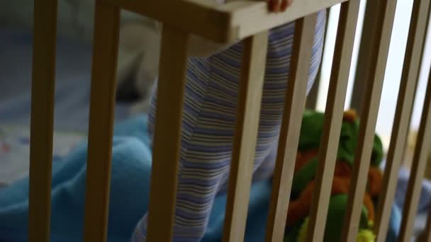 在婴儿床的焦点上 有婴孩在里面玩耍 孤独的 一个人 — 图库视频影像