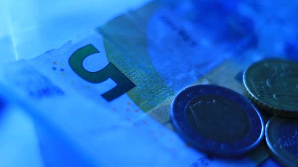 纸欧元钱和一些硬币 经济概念 — 图库视频影像