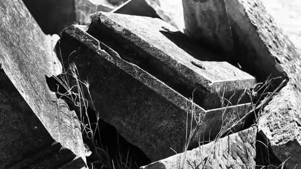 Staré Zchátralé Památky Velmi Starém Již Chátrajícím Hřbitově — Stock video