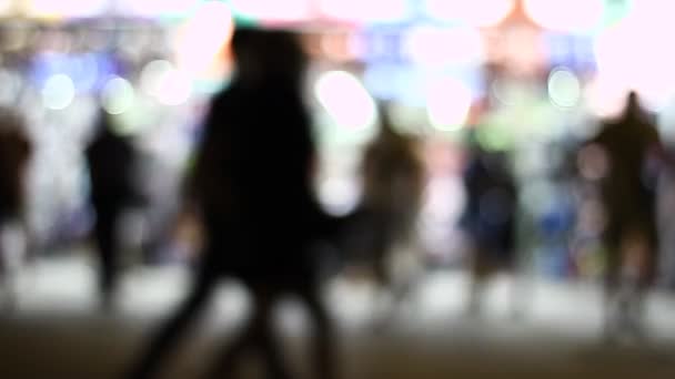Sombras Siluetas Las Personas Frente Las Tiendas Por Noche Fuerte — Vídeos de Stock