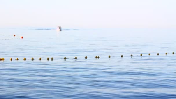 Küçük Motorlu Tekne Şamandıra Işaretlerine Yaklaşıyor Güvenli Yüzme Alanını Deniz — Stok video