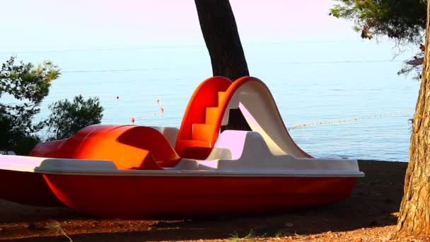 Pedal Boat Shore Dried Land Waiting Tourists — Vídeo de Stock