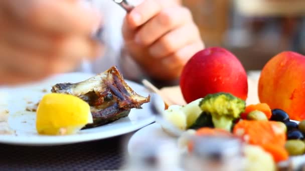 Een Jonge Vrouw Die Het Restaurant Eet Sluit Maar Diverse — Stockvideo