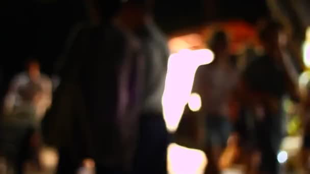 Cienie Sylwetki Ludzi Przed Sklepami Nocy Silne Tylne Światło Sklepów — Wideo stockowe
