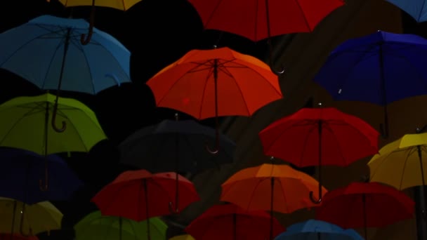 Geöffnete Bunte Farbenfrohe Regenschirme Die Drähten Über Der Straße Hängen — Stockvideo