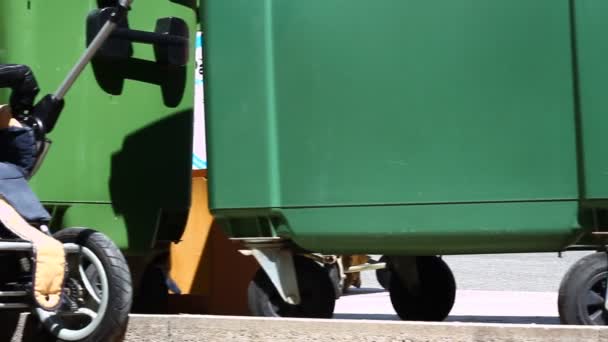 Cochecito Niños Mayores Listo Para Tirar Para Basura Cerca Cajas — Vídeos de Stock