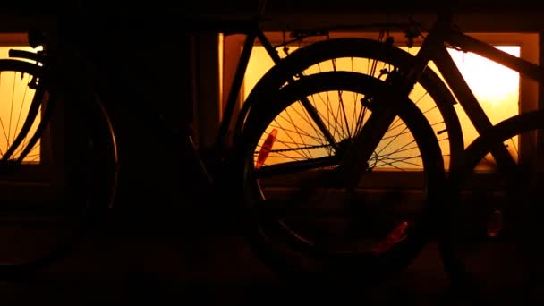 Vélos Verrouillés Sécurisés Garés Sur Mur Maison Feu Arrière Vert — Video