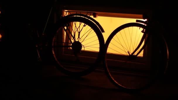 Evin Duvarına Parkedilmiş Emniyete Alınmış Bisikletler Küçük Pencereden Güçlü Yeşil — Stok video