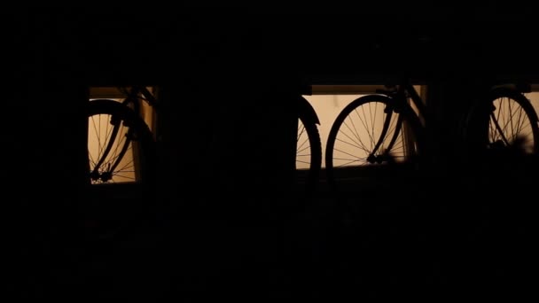 Vélos Verrouillés Sécurisés Garés Sur Mur Maison Feu Arrière Vert — Video