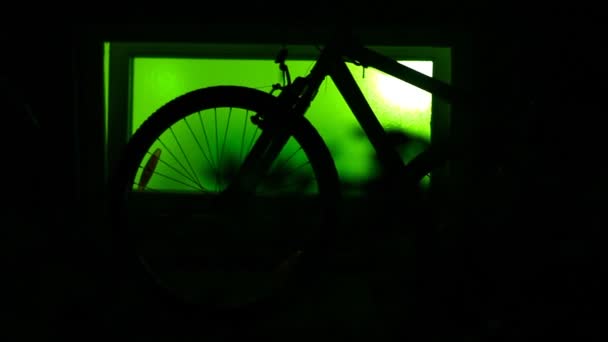 Bici Chiuse Custodite Parcheggiate Sul Muro Casa Forte Retroilluminazione Verde — Video Stock