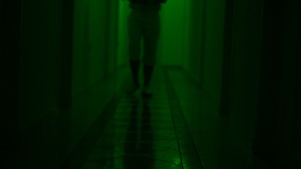 Άγνωστοι Θολές Άνθρωποι Περπατούν Στο Σκοτεινό Διάδρομο Ψάχνοντας Για Κάτι — Αρχείο Βίντεο
