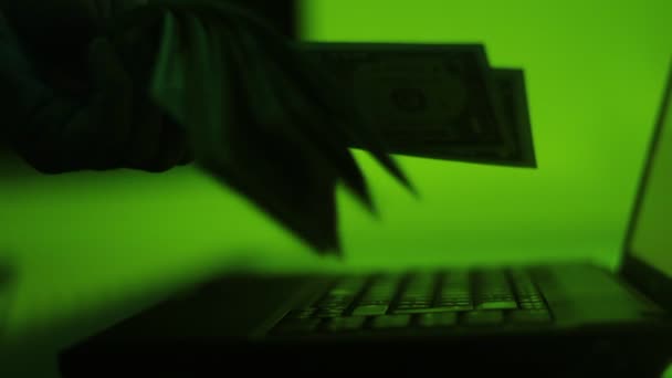 Billetes Dólar Una Mano Teclado Portátil Escena Más Oscura Luz — Vídeo de stock