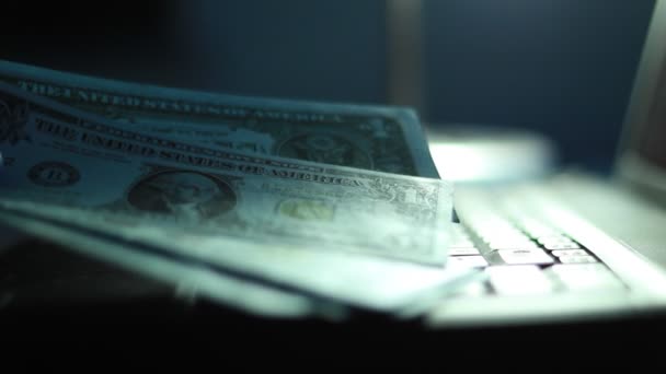 Billetes Dólar Una Mano Teclado Portátil Escena Más Oscura Luz — Vídeos de Stock