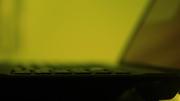 Клавиатура Ноутбука Закрывается Темной Комнате — стоковое видео