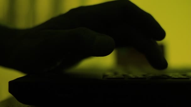 Χέρι Πατάει Πληκτρολόγιο Κλείσε Κλιπ Στο Σκοτάδι Σιλουέτες Χεριού Και — Αρχείο Βίντεο