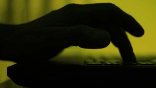 Kézfogás Billentyűzeten Zárja Kapcsot Sötétben Egy Kéz Egy Billentyűzet Sziluettjei — Stock videók