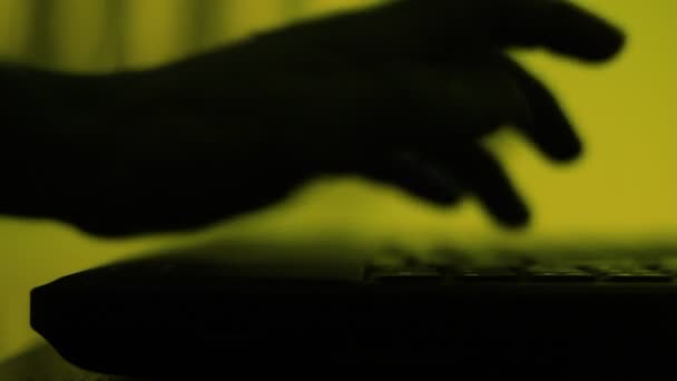 Ручное Нажатие Клавиатуру Закрыть Зажим Темноте Силуэты Руки Клавиатуры — стоковое видео