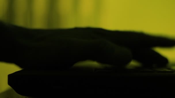 Handdrücken Auf Der Tastatur Nahaufnahme Clip Der Dunkelheit Silhouetten Einer — Stockvideo