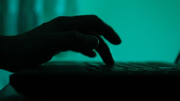 黑暗中使用笔记本电脑键盘 — 图库视频影像