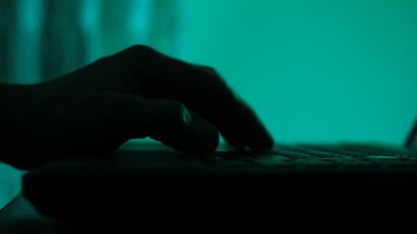 暗闇の中でノートパソコンのキーボードを使う — ストック動画