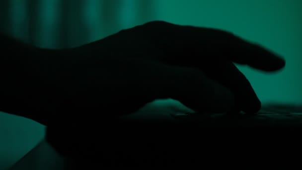 黑暗中使用笔记本电脑键盘 — 图库视频影像