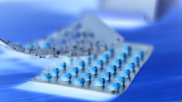Tabletten Einem Regal Großaufnahme Einwickeln Medizin Apotheke Drogen Missbrauch — Stockvideo
