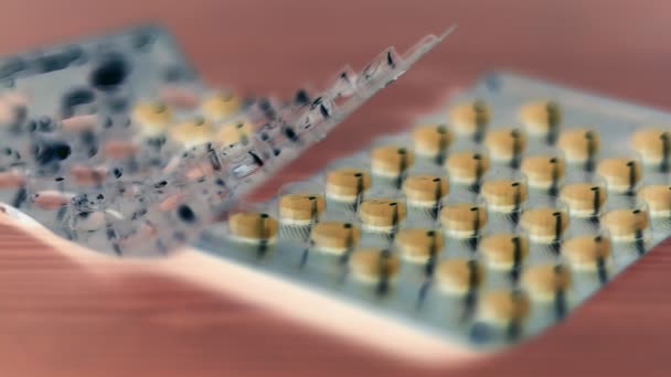 Envoltório Comprimidos Uma Prateleira Fechar Clipe Medicina Farmácia Drogas Abuso — Vídeo de Stock