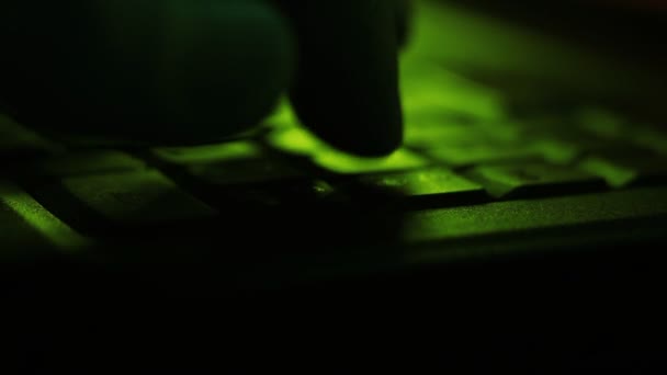 Tangan Menekan Satu Tombol Keyboard Tutup Klip Dalam Kegelapan Siluet — Stok Video