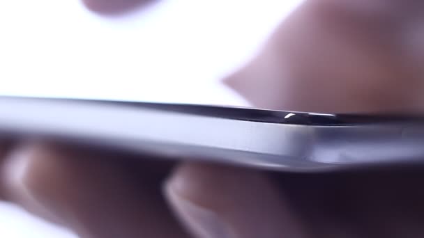 Feche Uso Telefone Celular Deslizando Sua Tela Macro — Vídeo de Stock