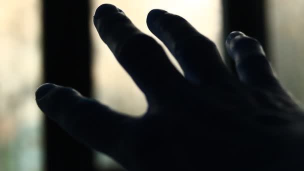 Laki Laki Meraih Tangan Untuk Cahaya Ruang Gelap Tutup Telapak — Stok Video