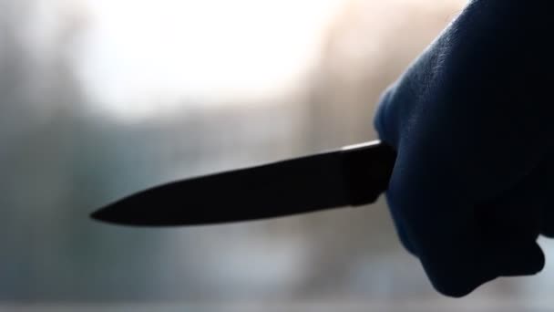 Avuç Içinde Tehlikeli Bir Bıçakla Oynamak Makro Karanlık Bir Arka — Stok video