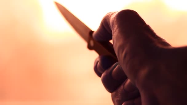 Παίζοντας Επικίνδυνο Μαχαίρι Ένα Χέρι Παλάμη Μακρο Απομονωμένο Σκοτεινό Φόντο — Αρχείο Βίντεο