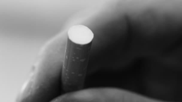 Macro Une Cigarette Dans Une Main Palourde — Video